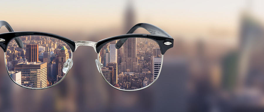 高度近視是由什么原因引起的？